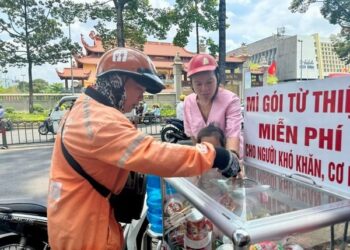 Thùng mì ‘kỳ lạ’ ở TP.HCM: ‘Mát rượi tình người’ giữa những ngày nắng nóng