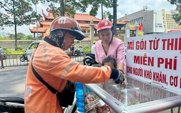 Thùng mì ‘kỳ lạ’ ở TP.HCM: ‘Mát rượi tình người’ giữa những ngày nắng nóng