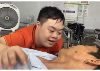 Câu hỏi của con trai mắc bệnh Down khiến cha đang nằm viện ‘cười mãi không thôi’