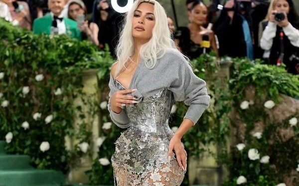 Vòng eo ‘gây sốc’ của Kim Kardashian tại Met Gala có được là nhờ thói quen này