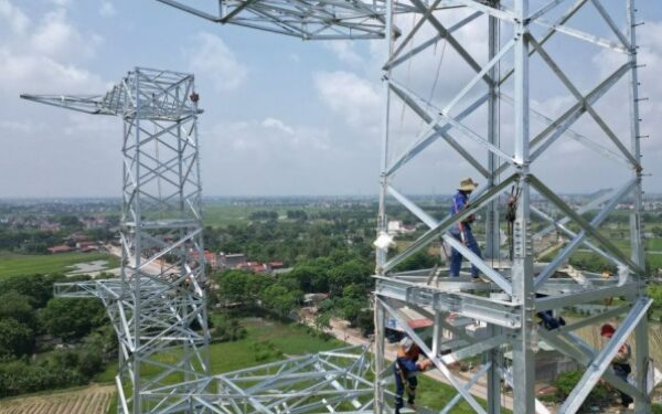 Thanh Hóa: Công nhân đội nắng thi công đường dây 500KV mạch 3