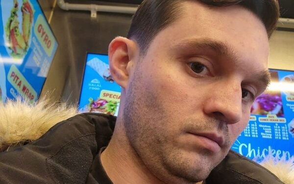 Mẹ của binh sĩ Mỹ bị bắt ở Nga nghi con trai bị bạn gái ‘gài bẫy’