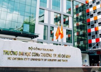 Trường ĐH cảnh báo nguy cơ buộc thôi học với sinh viên học và thi hộ