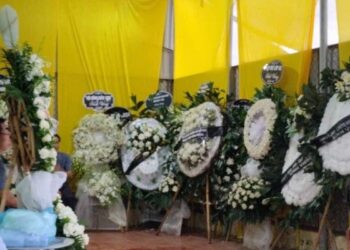 Vụ cháy nhà trọ 14 người chết: Vòng hoa trắng tiễn đưa 2 cô gái trẻ