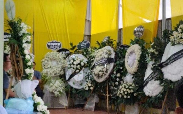 Vụ cháy nhà trọ 14 người chết: Vòng hoa trắng tiễn đưa 2 cô gái trẻ