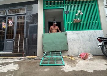 Sống chung với ngập ở TP.HCM: Hẻm Q.Bình Thạnh nhà nhà làm ‘vách ngăn nước’