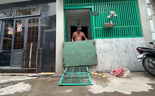 Sống chung với ngập ở TP.HCM: Hẻm Q.Bình Thạnh nhà nhà làm ‘vách ngăn nước’