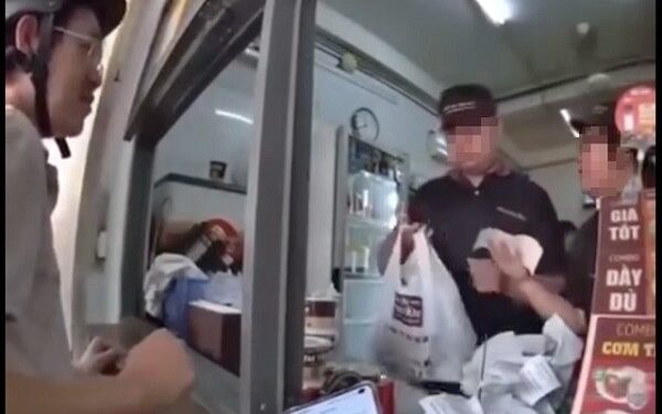 Nhân viên quán cơm tấm để shipper chờ 30 phút vì ‘không phải khách’: Đại diện quán nói gì?