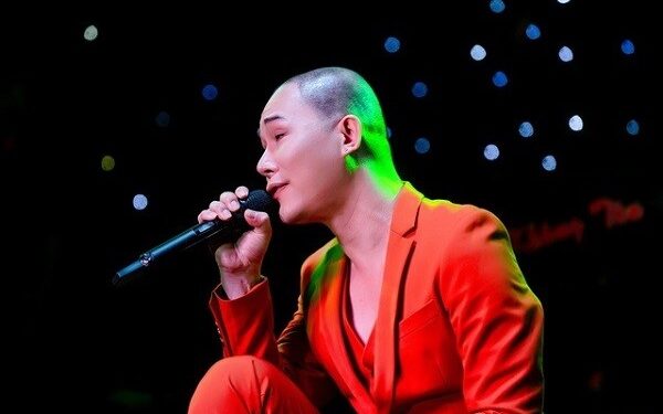 Nathan Lee hát 35 ca khúc với 4 thứ tiếng trong mini show ‘Yêu thương quay về’