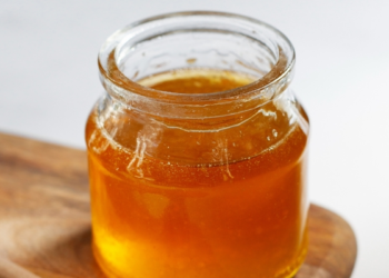 Mật ong có nhiều lợi ích nhưng cần lưu ý khi dùng