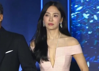 Màn chạm mặt của Song Hye Kyo – Song Joong Ki gây sốt