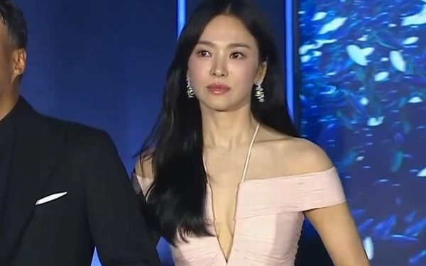 Màn chạm mặt của Song Hye Kyo – Song Joong Ki gây sốt