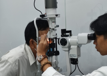 Bị dây kẽm B40 gây rách mi mắt trong lúc sửa chuồng gà