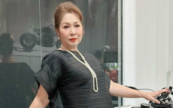 Hồng Vân khoe dáng bên xe phân khối lớn, Trương Ngọc Ánh gầy sọp