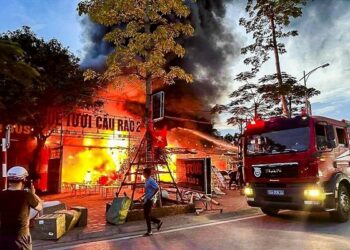 Sau tiếng nổ lớn, quán ăn ở Hải Phòng bốc cháy dữ dội