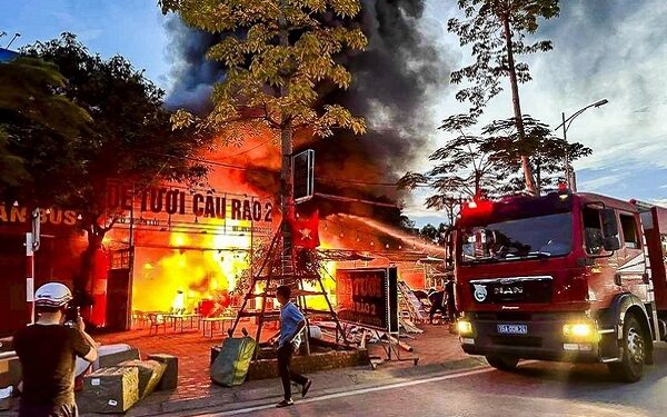 Sau tiếng nổ lớn, quán ăn ở Hải Phòng bốc cháy dữ dội
