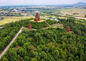 Mỗi kiến trúc ở tháp Bánh Ít là một sắc thái nghệ thuật khác nhau