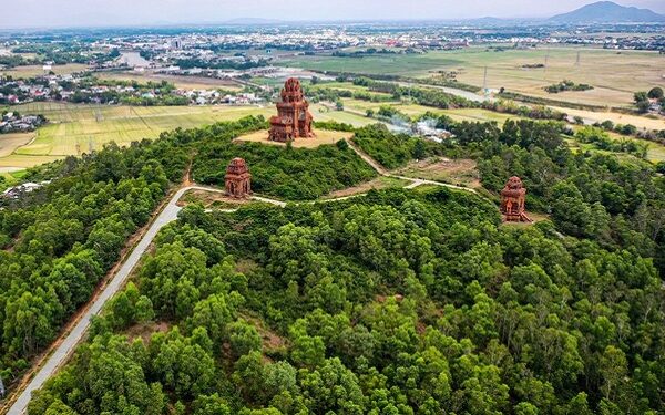 Mỗi kiến trúc ở tháp Bánh Ít là một sắc thái nghệ thuật khác nhau