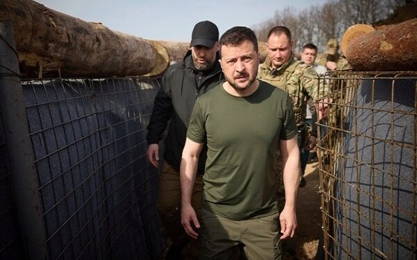 Ukraine bắt 2 sĩ quan bị cáo buộc âm mưu ám sát Tổng thống Zelensky