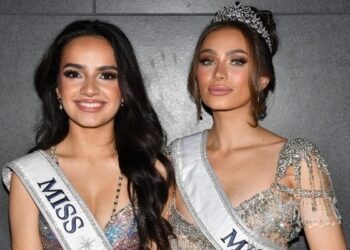 Lần đầu tiên trong lịch sử, hai hoa hậu Mỹ cùng trả vương miện