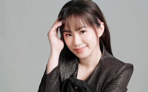 Đời thăng trầm của nữ ca sĩ Việt nổi tiếng, bỏ bạn trai nhạc sĩ, một mình ra nước ngoài sinh con