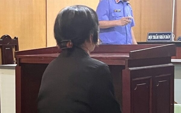 Người mẹ 63 tuổi lãnh 2 năm tù vì ‘chạy tại ngoại’ cho con trai