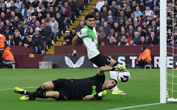 Phản lưới ở giây 61, thủ môn Martinez lập 2 kỷ lục tệ nhất Ngoại hạng Anh