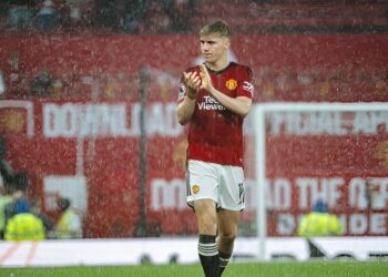 Sao MU khiến Gary Naville và Jamie Carragher bất đồng quan điểm