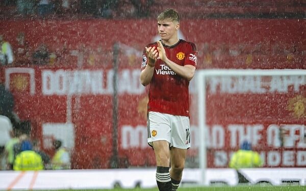 Sao MU khiến Gary Naville và Jamie Carragher bất đồng quan điểm