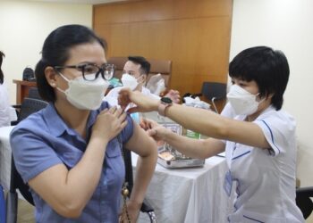 Bộ Y tế đề nghị tiếp tục rà soát tiêm vắc xin COVID-19: Ai cần tiêm?