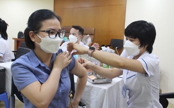 Bộ Y tế đề nghị tiếp tục rà soát tiêm vắc xin COVID-19: Ai cần tiêm?