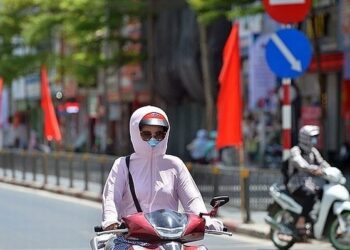 Vì sao nắng nóng hay bị đau đầu?