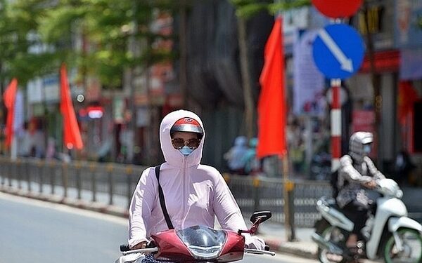 Vì sao nắng nóng hay bị đau đầu?