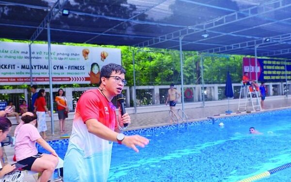 Người thầy 12 năm dạy bơi miễn phí