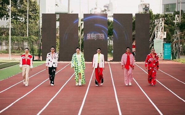 Lâm Bảo Châu khoe cơ bụng sáu múi, đọ dáng cùng Anh Dũng