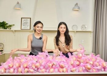 Hoa hậu Bùi Quỳnh Hoa và Mai Ngô làm 100 ổ bánh mì tặng người vô gia cư