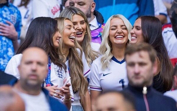 Dàn WAGs nóng bỏng ‘vỗ về’ đội tuyển Anh sau làn sóng bị chỉ trích dữ dội