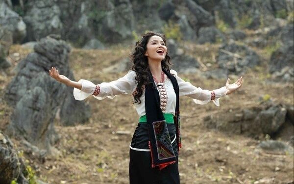 Hoa hậu H’Hen Niê kết nối ‘Nụ cười Việt Nam’ tại Điện Biên