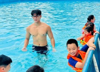 Kình ngư Hoàng Quý Phước truyền cảm hứng, dạy bơi cho trẻ em Quảng Ninh