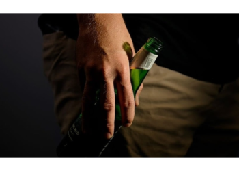 Chính phủ cần hành động chống lại vận động hành lang rượu để ngăn chặn bạo lực gia đình