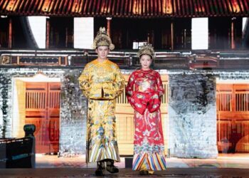 Nhà thiết kế Đinh Văn Thơ tái hiện lịch sử áo dài qua từng thời kỳ