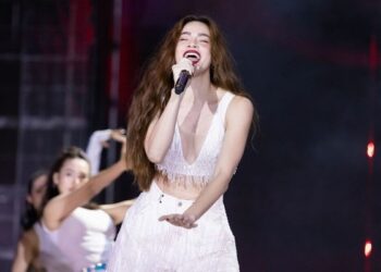 Hồ Ngọc Hà khoe cơ bụng sắc nét, visual mẹ 3 con gây trầm trồ không ngớt