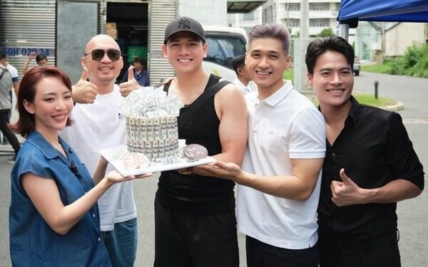 ‘Anh tài’ Tiến Luật cùng ‘nóc nhà’ Thu Trang khai máy phim mới