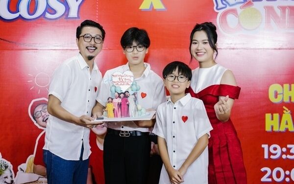 Hứa Minh Đạt tự hào khi dắt vợ con về quê hương để quay gameshow