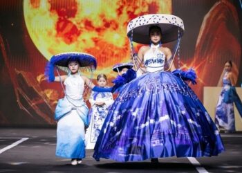 Hoa hậu Ngọc Châu diễn vedette cho BST ‘Mây hoạ ánh trăng’ của NTK Thạch Linh