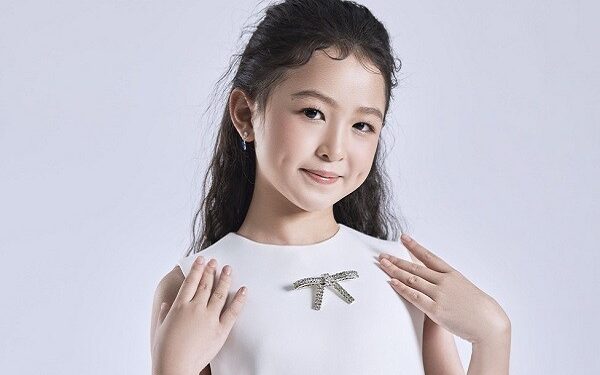 Quán quân ‘Ngôi sao hoàn vũ nhí’ khoe nhan sắc trong veo