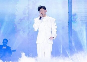 Dược Sĩ Tiến debut làm ca sĩ, mới chào sân đã ‘đọ giọng’ với Diva Mỹ Linh