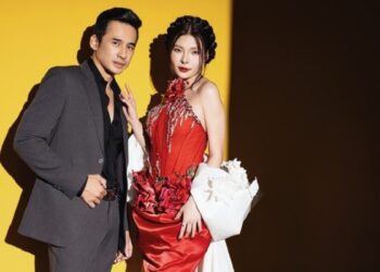 Thúy Diễm được Lương Thế Thành chỉnh váy trên thảm đỏ phim “Cám”