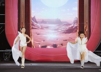 Cosmo The Show: Những thiết kế ‘độc bản’ của NTK Ivan Trần chính thức giới thiệu, mang đậm ‘hơi thở quốc tế’