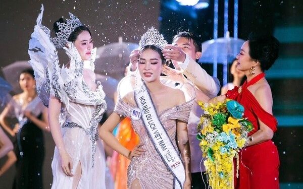 ‘Người đàn ông quyền lực nhất’ Hoa hậu Du lịch Việt Nam toàn cầu gây sốt mạng với cảnh trao vương miện là ai?